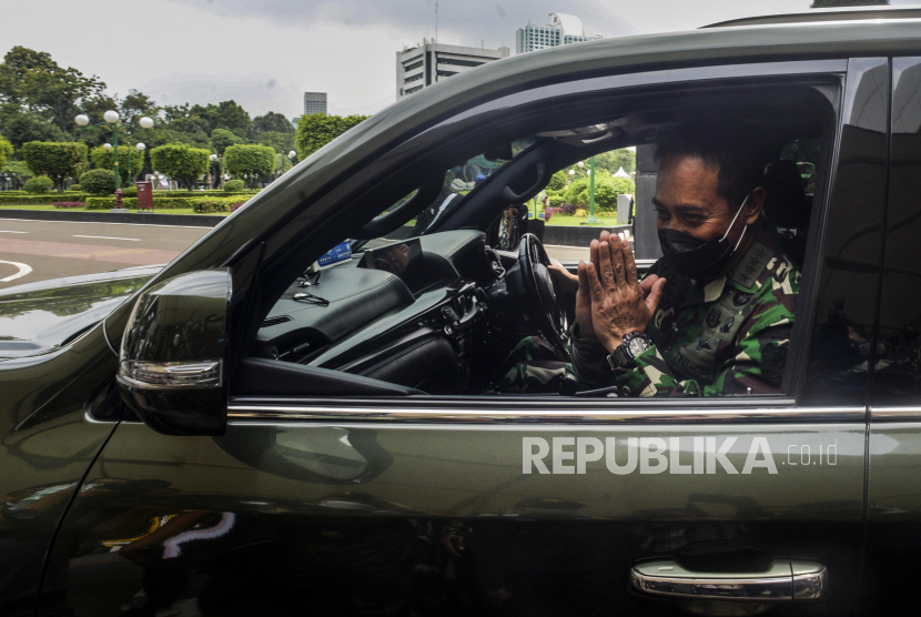 Kepala Staf Angkatan Darat (KSAD) Jenderal TNI Andika Perkasa menaiki mobil usai menjalani uji kelayakan dan kepatutan sebagai calon panglima TNI di Kompleks Parlemen, Senayan, Jakarta, Sabtu (6/11). 