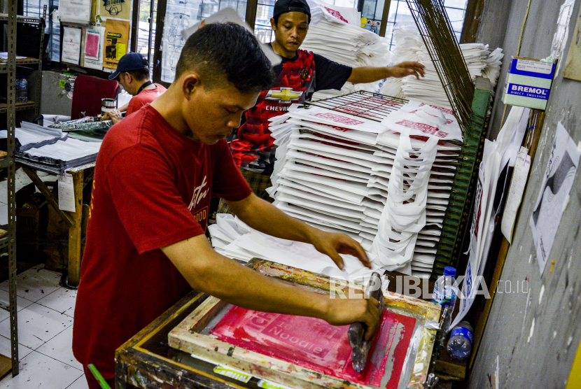 Pekerja menyablon tas jinjing di salah satu UMKM penyablonan di Tangerang Selatan, Banten, (ilustrasi).