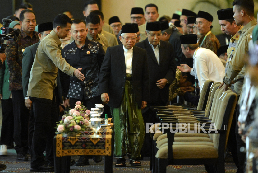 Wakil Presiden Maruf Amin (tengah) saat menghadiri penutupan Muktamar VI Partai Kebangkitan Bangsa (PKB) di Nusa Dua, Badung, Bali, Ahad (25/8/2024). 