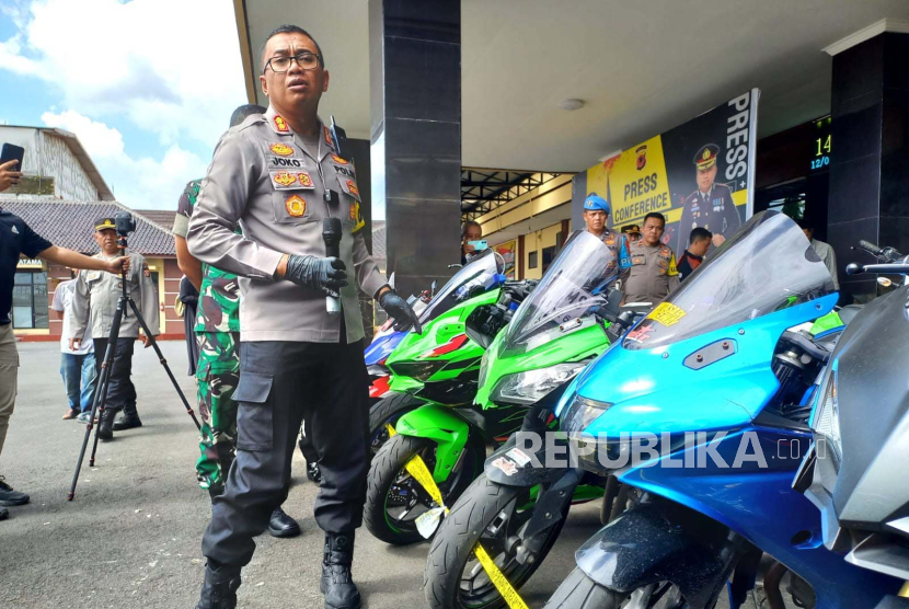 Polisi menunjukkan seratusan sepeda motor yang tak sesuai standar hasil razia gabungan di Polres Tasikmalaya Kota, Jumat (12/1/2024). Mayoritas sepeda motor itu menggunakan klalpot brong. 