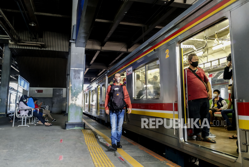 Sejumlah penumpang menunggu kereta berangkat di Stasiun Tanah Abang, Jakarta, Senin (25/5). Operasional KRL Commuter Line saat lebaran pada Ahad (24/5) dan Senin (25/5) dilakukan secara terbatas