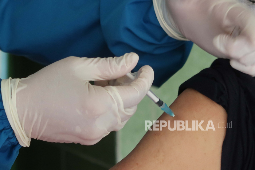 Penyuntikan vaksin Covid-19. PPI Dunia meminta Presiden Jokowi juga vaksinasi pelajar Indonesia yang berada di luar negeri.