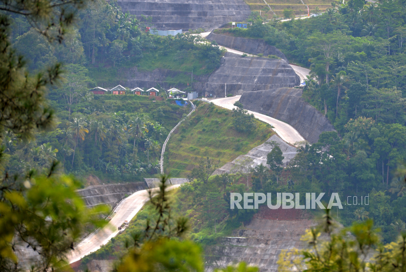 Pembangunan Bendungan Bener di Purworejo, Jawa Tengah, Senin (14/2/2022). Bendungan Bener, Purworejo ini masuk dalam proyek strategis nasional. Biaya membangun bendungan berasal dari APBN-APBD senilai Rp2,06 triliun. Bendungan ini akan memiliki kapasitas sebesar 100.94 meter kubik, diharapkan dapat mengairi lahan seluas 15.069 ha, mengurangi debit banjir sebesar 210 M kubik per detik, menyediakan pasokan air baku sebesar 1,60 M kubik per detik, dan menghasilkan listrik sebesar 6 MW.