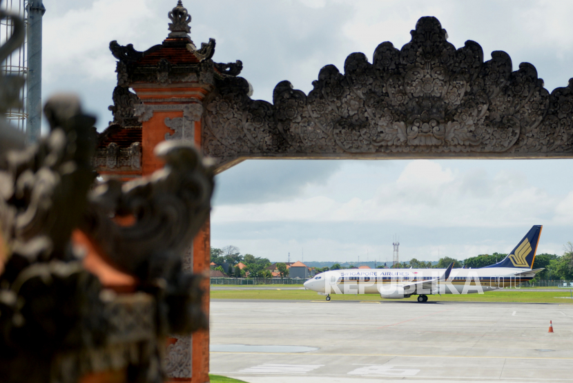 Pesawat udara melintas di Bandara Internasional I Gusti Ngurah Rai, Denpasar, Bali.