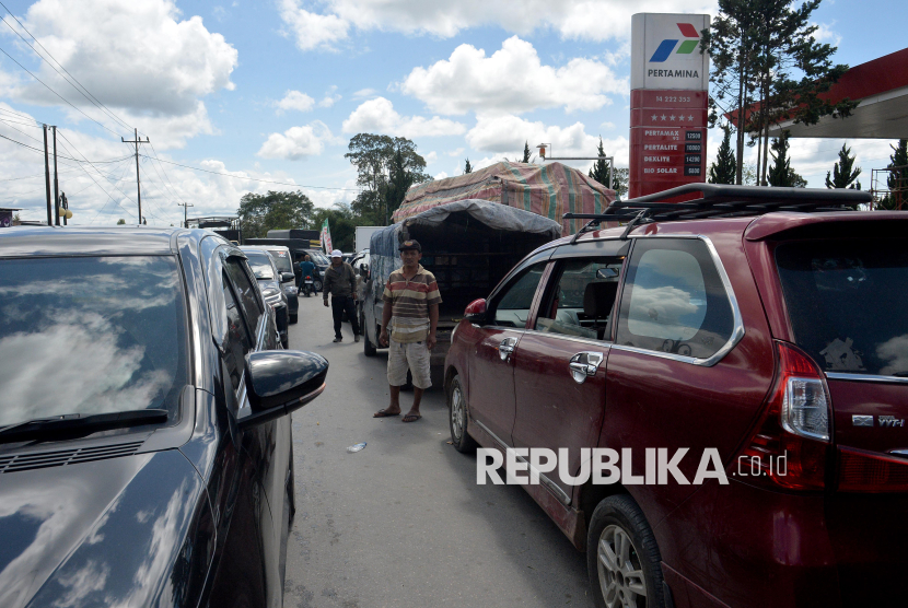 Warga antre untuk mendapatkan BBM di SPBU wilayah Doloksanggul, Humbang Hasundutan, Sumatera Utara, Kamis (4/12/2025). Antrean kendaraan mengular di sejumlah SPBU di wilayah Sumatera Utara karena tersendatnya pasokan BBM. Warga harus antre lebih dari dua jam untuk mendapatkan BBM.