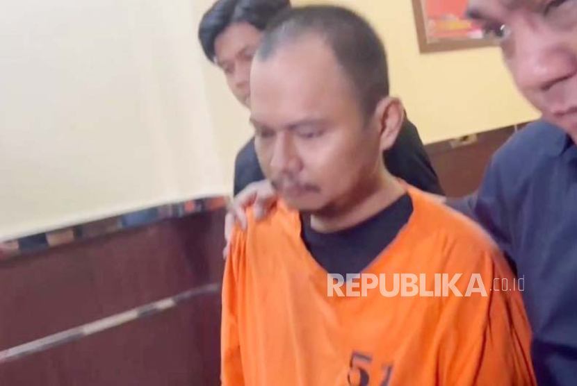 Tersangka kasus pembunuhan empat anak kandung di Jagakarsa, Jakarta Selatan, Panca Darmansyah (40 tahun) resmi ditahan oleh Polres Metro Jakarta Selatan, Rabu (20/12/2023) malam. 