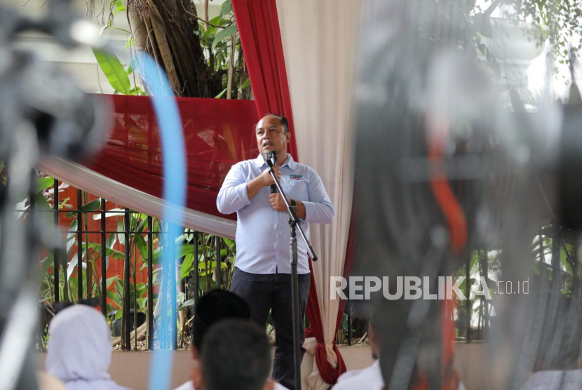 Wakil Komandan Tim Golf (Relawan) TKN Prabowo-Gibran, Eli Sinaga saat menerima deklarasi dukungan untuk paslon nomor urut 2 itu di depan rumah Prabowo Subianto, Jakarta Selatan, Selasa (16/1/2024).  