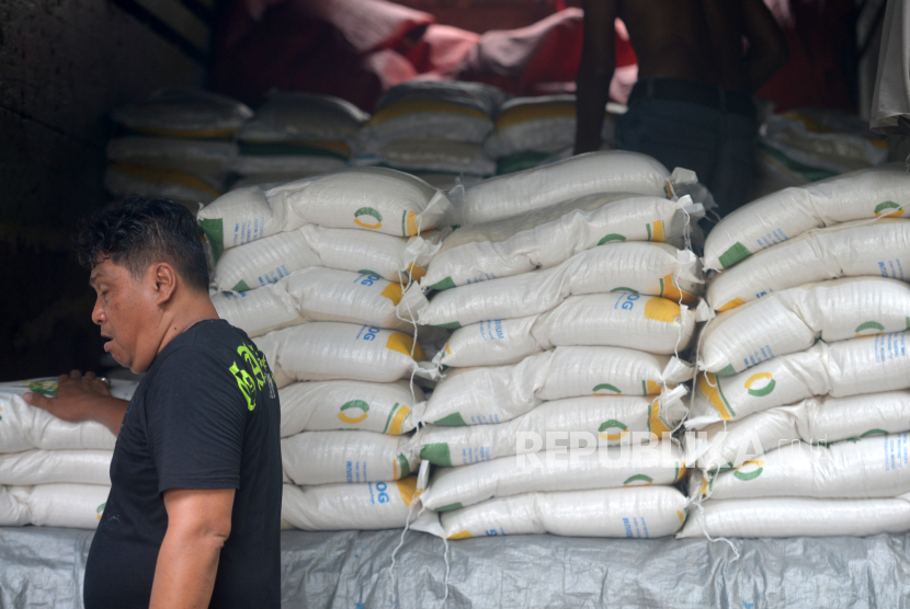 Petugas menyiapkan beras Bulog kemasan 10 kilogram untuk bantuan pangan.