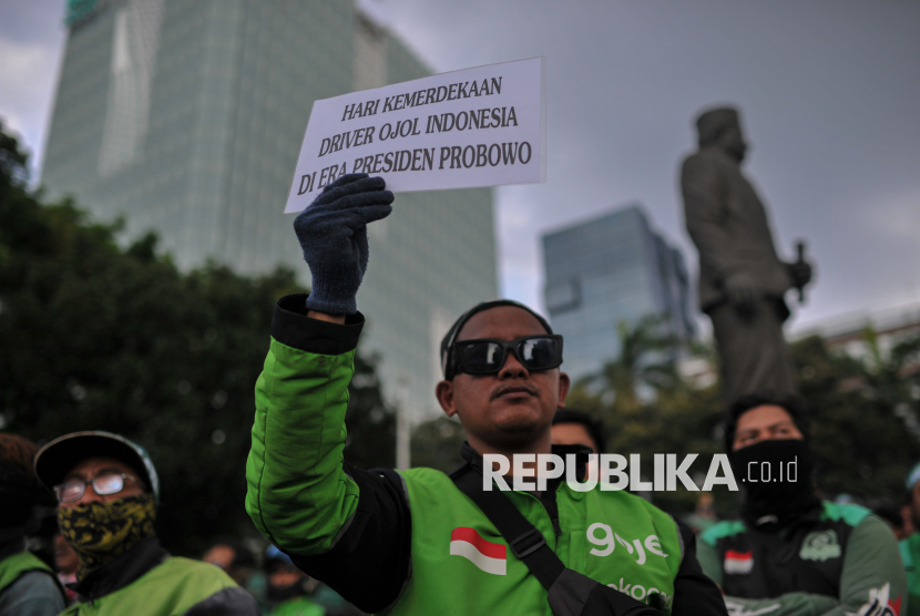 Pengemudi ojek online (Ojol) menggelar aksi di kawasan Patung Kuda, Jakarta, Selasa (20/5/2025).  