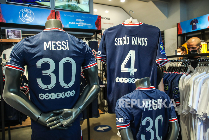  Jersey pemain Paris Saint-Germain (PSG) Sergio Ramos dan Lionel Messi dipajang untuk dijual di toko resmi PSG di Champs Elysee avenue di Paris, Prancis, beberapa waktu lalu.