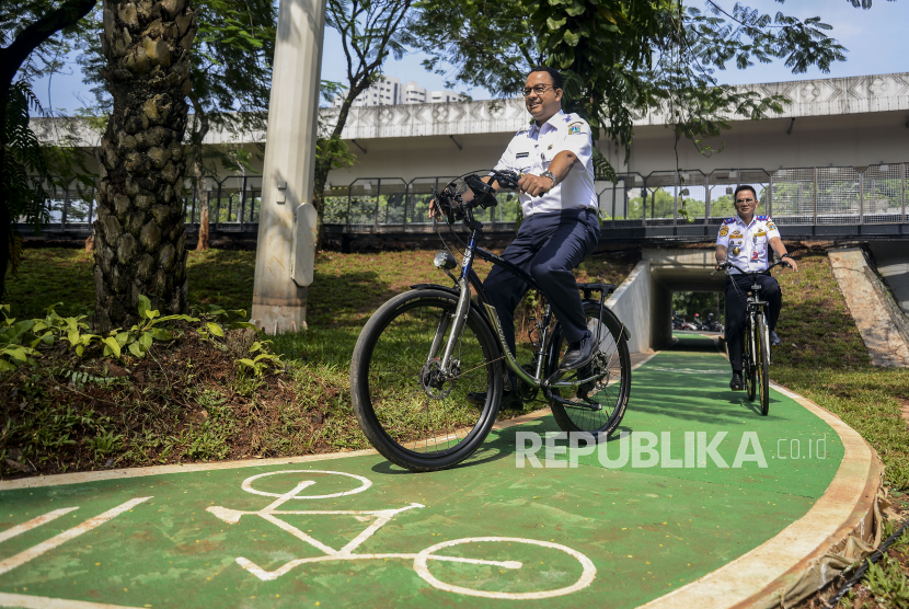 Gubernur DKI Jakarta Anies Baswedan (kiri) bersama Kepala Dinas Perhubungan DKI Jakarta Syafrin Liputo mencoba jalur sepeda di kawasan Taman Semanggi, Jakarta, Rabu (12/10/2022).