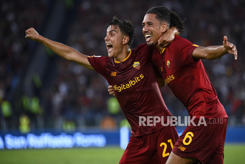 Pemain Roma Chris Smalling (kanan) merayakan golnya dengan pemain Roma Paulo Dybala (kiri). Keduanya akan jadi andalan Mourinho di Final. 