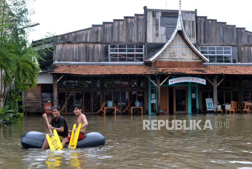 Para wisatawan di hotel Lombok  memilih tinggalkan hotel karena banjir.