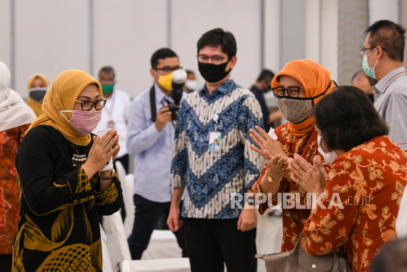 Menteri Tenaga Kerja, Ida Fauziyah (kiri) memberi salam kepada sejumlah perwakilan serikat pekerja usai memberikan bantuan secara simbolis di Kantor Kemenaker, Jakarta, Rabu (20/5/2020). Kemenaker membagikan bantuan sembako sebanyak 6