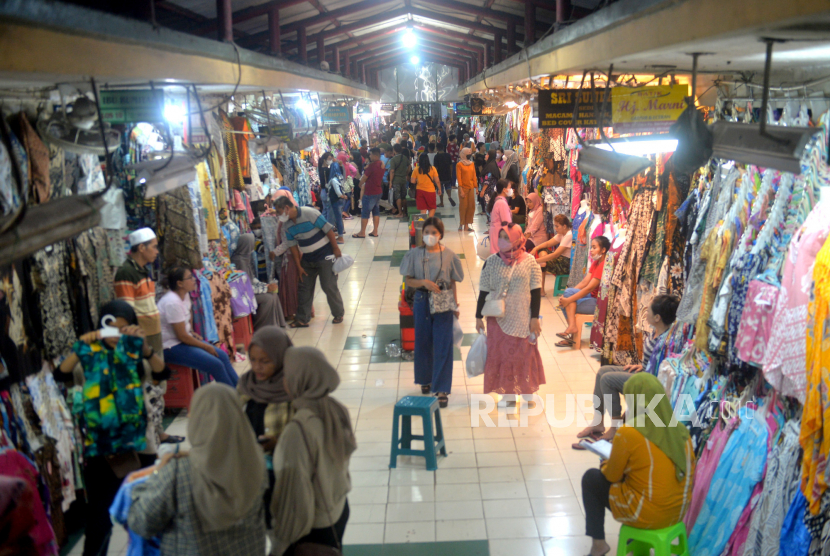 Pengunjung berbelanja cenderamata batik dan pakaian di Pasar Beringharjo, Yogyakarta. 