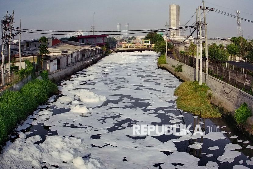 Gumpalan Busa Putih Tutupi Sungai Kalisari Damen Surabaya
