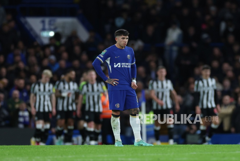 Pemain Chelsea Enzo Fernandez terlihat sedih setelah kebobolan 0-1 pada pertandingan sepak bola perempat final Piala Carabao antara Chelsea FC dan Newcastle United, di Stamford Bridge, London, Inggris, Rabu (20/12/2023) dini hari.