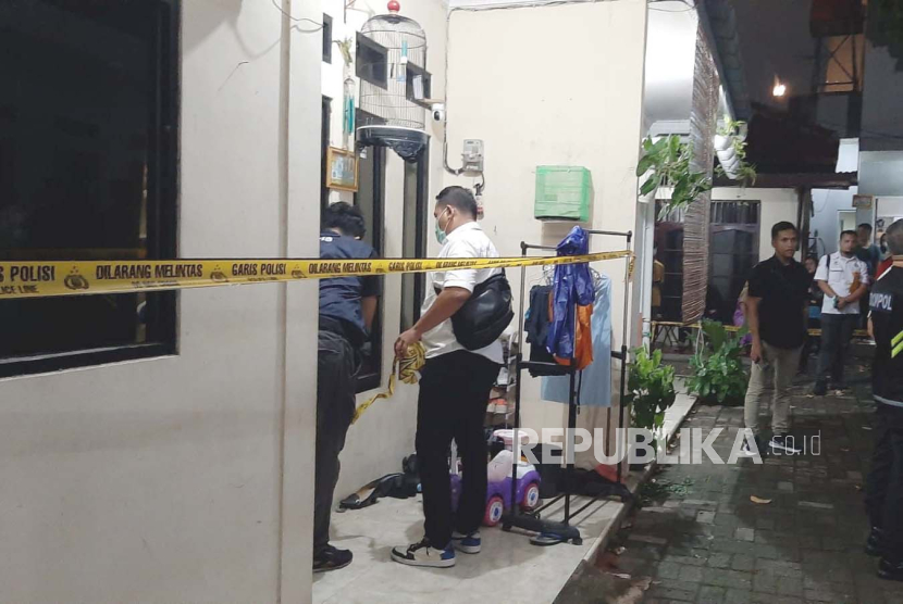Proses evakuasi empat jenazah anak di Jagakarsa, Jakarta Selatan yang diduga meninggal karena dikunci di dalam kamar oleh ayahnya sendiri, Rabu (6/12/2023). 