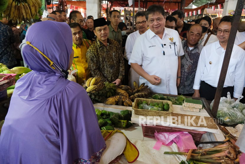 Menteri Koordinator Bidang Perekonomian Airlangga Hartarto berbincang (ketiga kanan) dengan pedagang saat mengunjungi Pasar Flamboyan di Pontianak, Kalimantan Barat, Jumat (25/11/2022). 