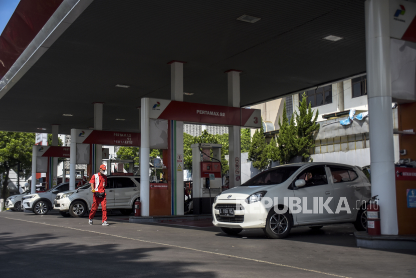 Sejumlah kendaraan antre untuk mengisi bahan bakar minyak (BBM) di SPBU Pertamina Riau, Jalan LLRE Martadinata, Kota Bandung, Jawa Barat, Jumat (2/6/2023). 