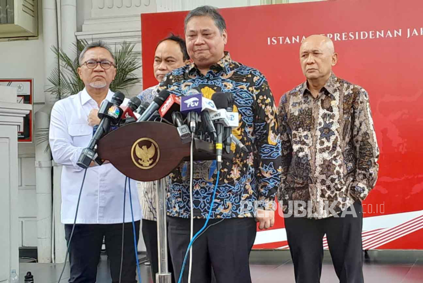 Menko Perekonomian Airlangga Hartarto, Mendag Zulkifli Hasan, Menteri Koperasi dan UKM Teten Masduki, dan Menkominfo Budi Arie usai mengikuti rapat terbatas terkait pengetatan arus masuk barang impor di Istana Kepresidenan Jakarta, Jumat (6/10/2023).