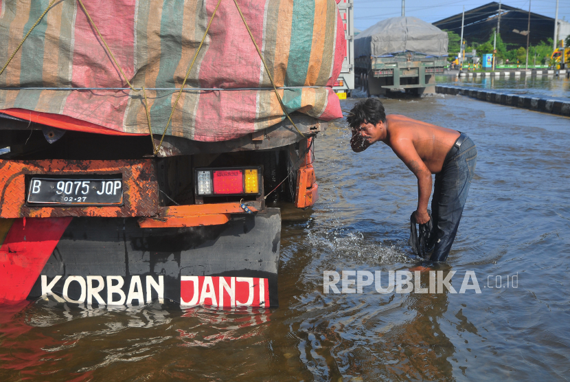 Empat kabupaten di Sumatera Barat (Sumbar) dilanda banjir akibat tingginya intensitas hujan.