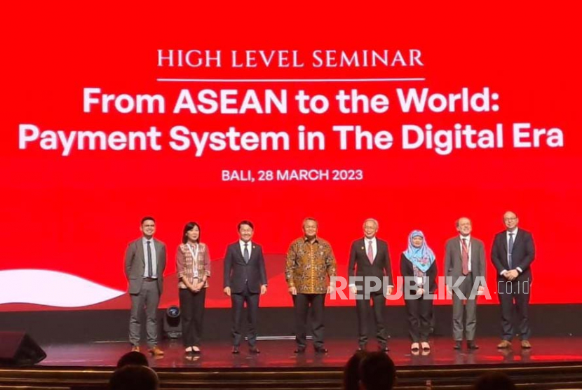 Gubernur Bank Indonesia Perry Warjiyo memberikan keynote speech dalam High Level Seminar From ASEAN to the World: Payment System in The Digital Era di Bali, Selasa (28/3/2023).