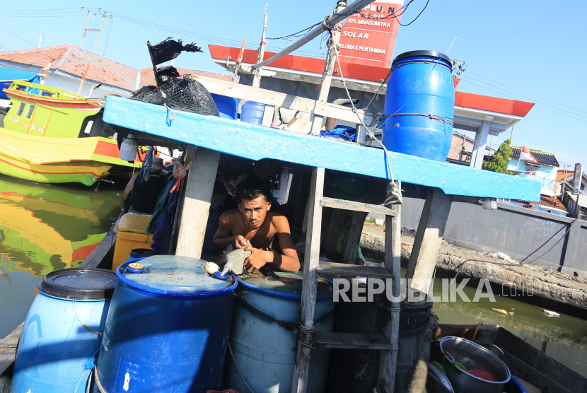Nelayan melakukan pengisian BBM jenis solar subsidi di SPBN Karangsong, Indramayu, Jawa Barat, Rabu (7/9/2022). Pemerintah memberikan kemudahan akses BBM nelayan dengan menyediakan 2,2 juta kilo liter BBM Subsidi bagi nelayan kecil. 