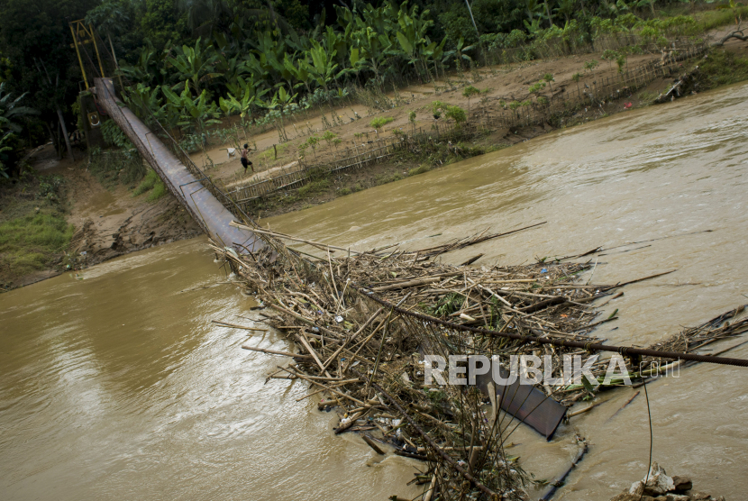Kondisi jembatan gantung yang terputus akibat luapan banjir Sungai Ciberang di Desa Pasir Tanjung, Kabupaten Lebak, Provinsi Banten.