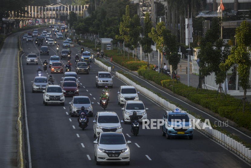 Sejumlah kendaraan melewati Jalan Jenderal Sudirman, Jakarta Selatan, Senin (26/7/2022).
