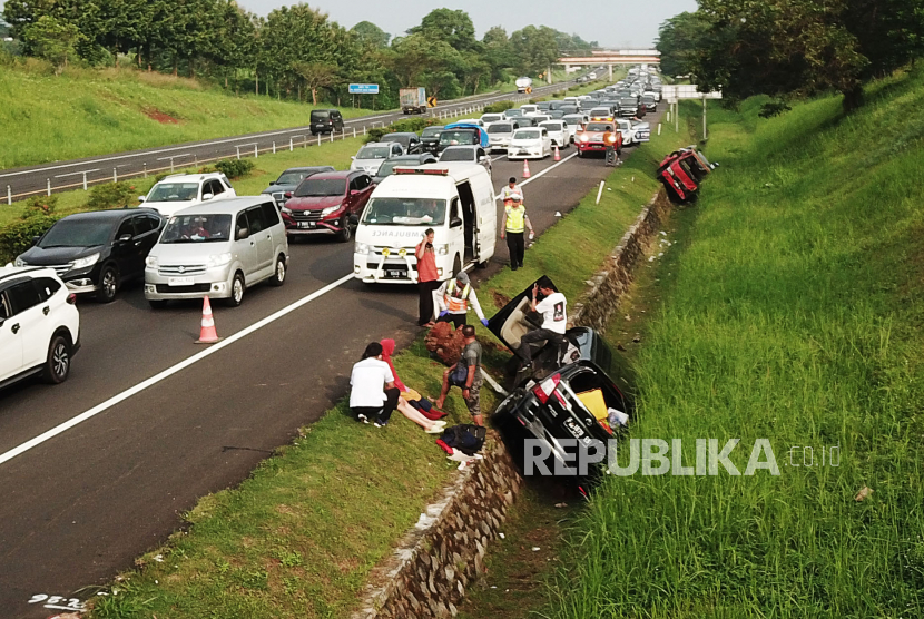 Dua kendaraan mengalami kecelakaan lalu lintas di ruas tol Cipali Km 74 arah Palimanan, Jawa Barat, Selasa (18/4/2023). 
