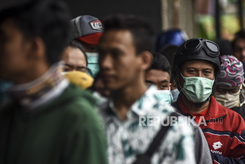 Sejumlah warga mengantre untuk membeli masker dan cairan antiseptik pembersih tangan di salah satu pusat penjualan Alat Kesehatan dan Kedokteran di Jalan Suniaraja, Kota Bandung, Ahad (22/3). Antrean panjang tersebut terjadi akibat kelangkaan stok masker dan cairan antiseptik pembersih tangan di sejumlah wilayah di Kota Bandung pasca merebaknya wabah virus Corona (Covid-19). Foto: Abdan Syakura(ABDAN SYAKURA/REPUBLIKA)