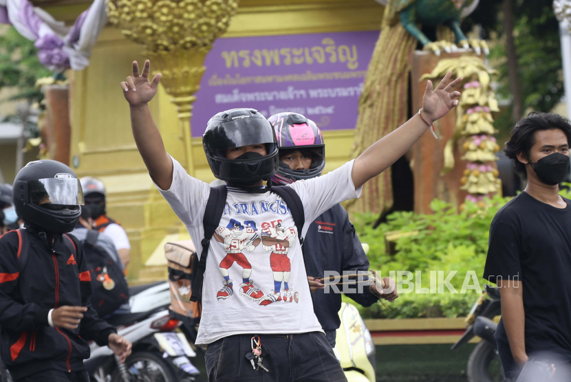 Seorang pengunjuk rasa anti-pemerintah bereaksi ketika mereka menghadapi petugas polisi anti-huru-hara di dekat Monumen Demokrasi di Bangkok, Thailand, 07 Agustus 2021.. 