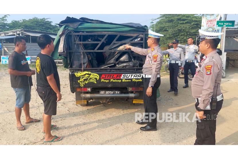 Petugas Satlantas Polres Pringsewu tahan mobil asal Bogor bawa enam unit motor diduga hasil curian di jalinbar Lampung, Selasa (8/8/2023). 