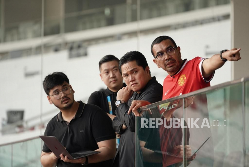Ketua Umum PSSI Erick Thohir (tengah) di Stadion Utama Gelora Bung Karno, Jakarta, Ahad (18/6/2023). 