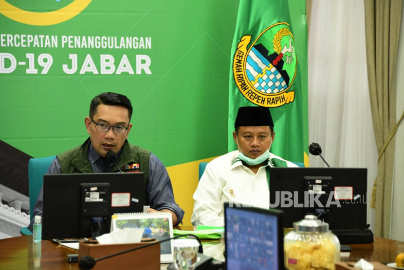 Gubernur Jawa Barat Ridwan Kamil (kiri) dan Wakil Gubernur Jawa Barat Uu Ruzhanul Ulum melakukan video conference dengan 27 ketua MUI se-Jabar, (ilustrasi).
