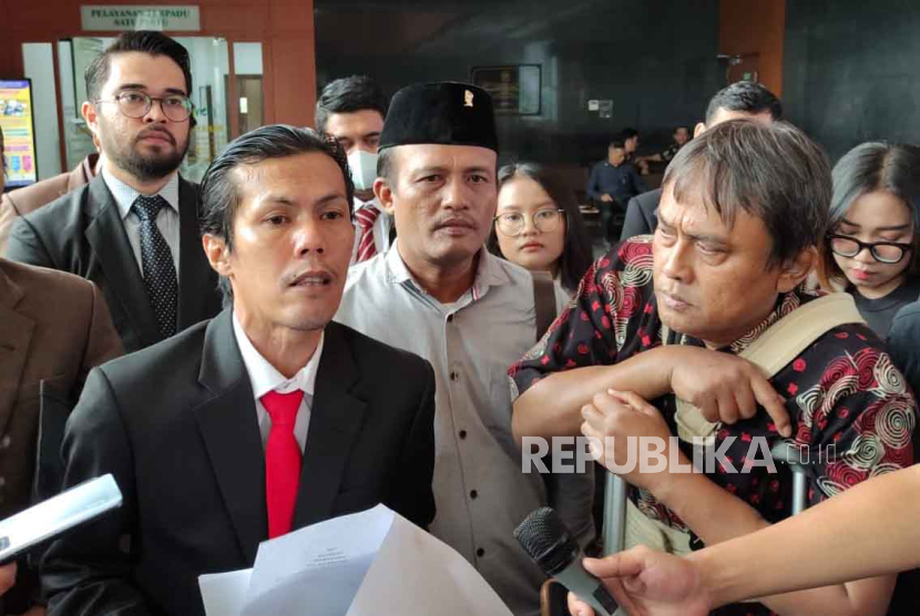 Tim Pembela Demokrasi Indonesia (TPDI) memberi keterangan kepada awak media setelah melaporkan KPU, Anwar Usman hingga Jokowi ke Pengadilan Negeri Jakarta Pusat pada Jumat (10/11/2023). 