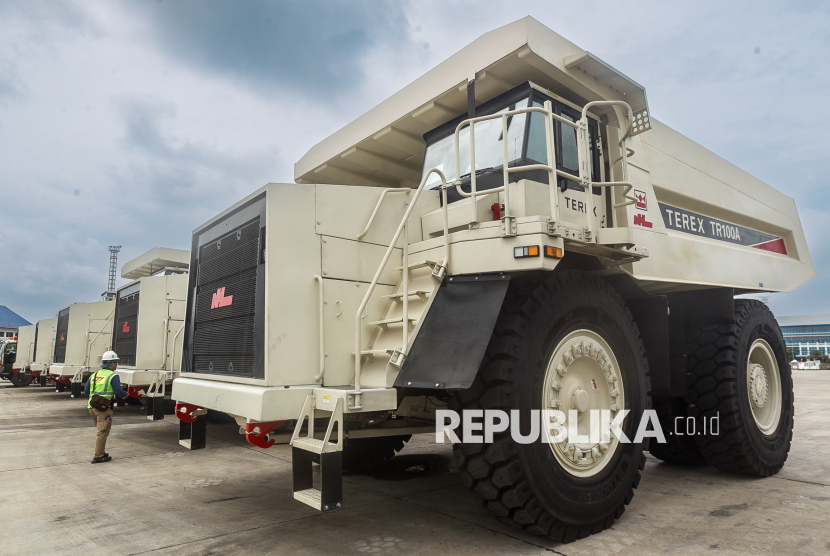 Pekerja PT Kobexindo Tractors Tbk melakukan persiapan pengiriman 11 unit NHL Terex TR100 di Dermaga Inggom, Tanjung Priok, Ahad (9/2/2025). Permintaan NHL Terex sejak akhir tahun hingga awal tahun menunjukkan tren positif. Himpunan Industri Alat Berat Indonesia (Hinabi) meyakini industri alat berat nasional akan mencatatkan kinerja yang lebih baik memasuki tahun 2025. Produksi alat berat dalam negeri diproyeksi dapat mencapai 8.500 unit. Optimisme ini didukung oleh meningkatnya kebutuhan alat berat di sektor agro, konstruksi, dan pertambangan.