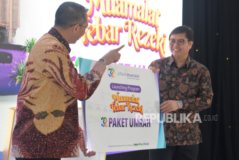 Direktur Utama PT Bank Muamalat Indonesia Tbk Indra Falatehan (kanan) dan SEVP Retail Banking Bank Muamalat Dedy Suryadi Dharmawan menunjukkan mock up program menabung berhadiah umrah bertajuk Muamalat Tebar Rezeki 2024 di Jakarta, Kamis (2/5/2024). Program menabung yang merupakan bagian dari peringatan milad ke-32 tahun Bank Muamalat ini memberikan kesempatan kepada nasabah untuk memenangkan tiket umrah setiap bulan. Sebanyak 32 paket umrah disediakan baik berupa hadiah langsung maupun undian kepada para nasabah yang berpartisipasi. Program ini berlaku untuk nasabah baru maupun eksisting dan berlangsung selama 8 bulan, dimulai dari 1 Mei 2024 hingga 31 Desember 2024.