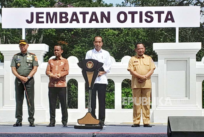 Presiden Jokowi saat meresmikan Jembatan Otista Kota Bogor, Jawa Barat, Selasa (19/12/2023).