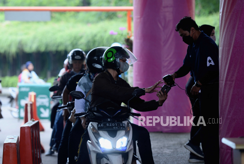 Pengunjung memperlihatkan tiket kepada petugas  di Taman Impian Jaya Ancol, Jakarta. ilustrasi