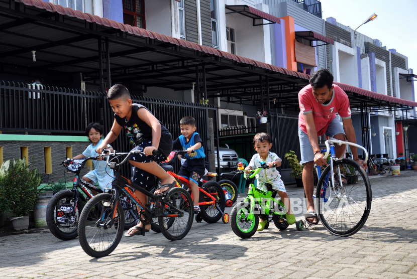 Seorang bapak bermain bersama anak-anak di Medan, Sumatera Utara, Kamis (26/3/2020). Aktivitas bermain bersama keluarga di rumah menjadi alternatif yang aman bagi masyarakat sesuai dengan imbauan agar tidak keluar rumah atau menjaga jarak fisik 