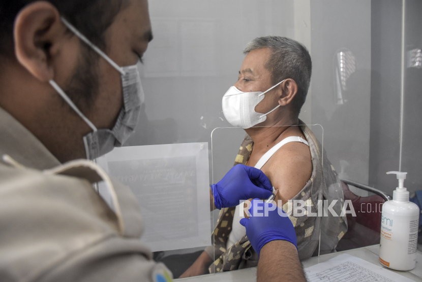 Petugas kesehatan menyuntikkan vaksin meningitis kepada warga di Kantor Kesehatan Pelabuhan (KKP) Kelas II Bandung, Jalan Cikapayang, Kota Bandung, Kamis (29/9/2022). Kantor Kesehatan Pelabuhan (KKP) Kelas II Bandung menyediakan sebanyak 100 hingga 400 dosis vaksin meningitis per hari yang diprioritaskan bagi jemaah umrah yang berangkat pada 10-31 Oktober 2022. Republika/Abdan Syakura