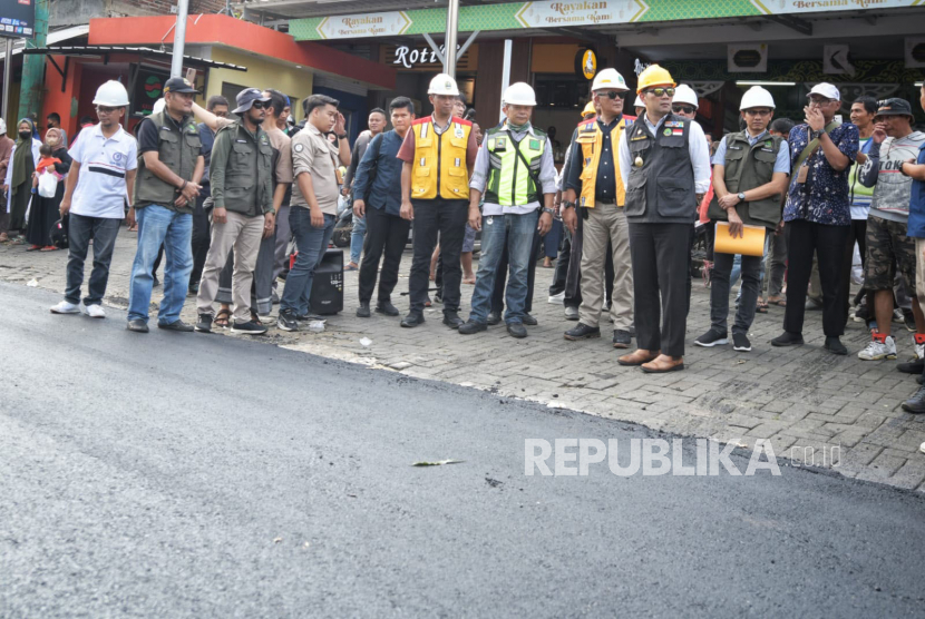 Gubernur Jawa Barat (Jabar) Ridwan Kamil melakukan inspeksi mendadak pekerjaan perbaikan jalan di Sumber, Kabupaten Cirebon, Jawa Barat, Ahad  (2/4/2023). 