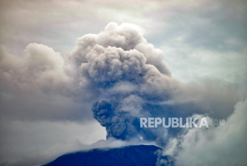 Gunung Marapi yang mengeluarkan abu vulkanik (ilustrasi).