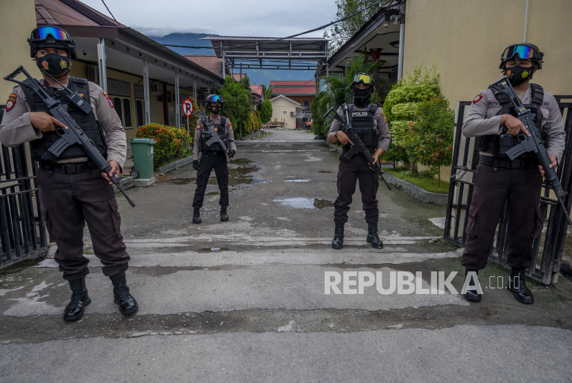 Polisi berjaga di depan gerbang Rumah Sakit Bhayangkara yang akan menjadi lokasi identifikasi dua jenazah dari kelompok DPO Mujahidin Indonesia Timur (MIT) Poso di Palu, Sulawesi Tengah