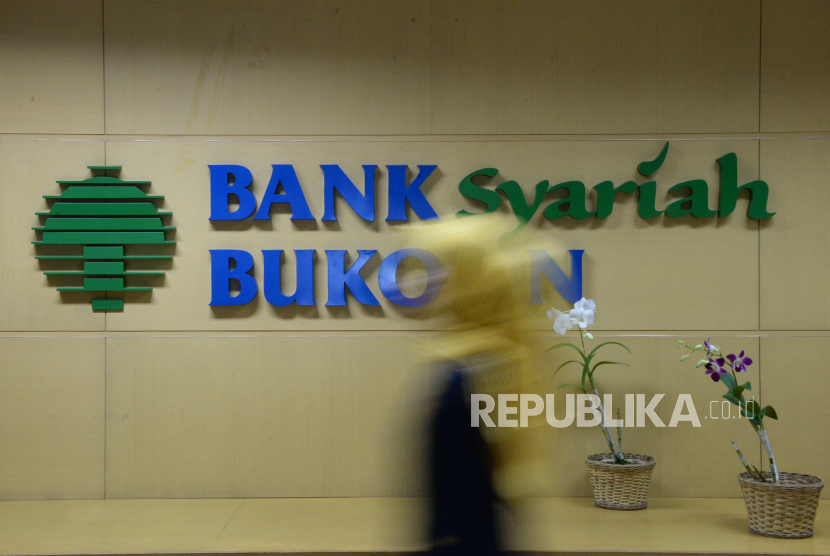 Karyawan beraktivitas di Bank Syariah Bukopin (BSB), Jakarta. Bank Syariah Bukopin merupakan bentuk terkini Bank Persyarikatan Indonesia yang dulu dibentuk PP Muhammadiyah.