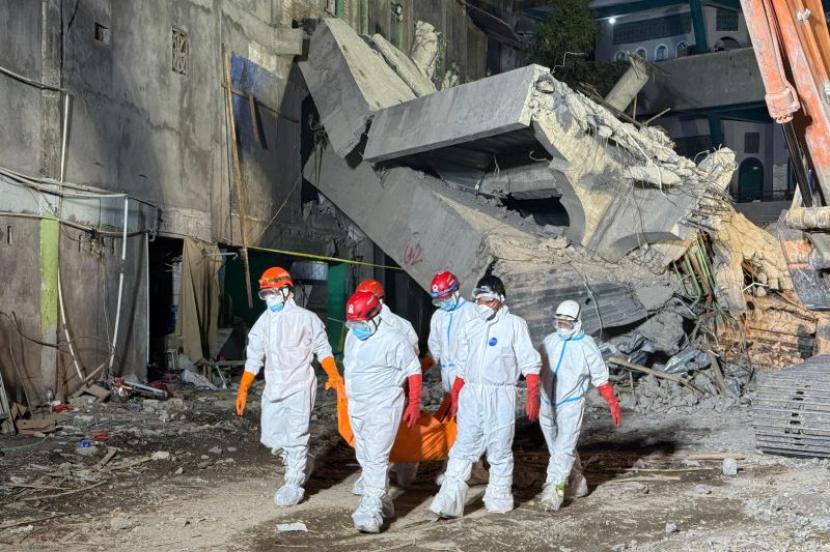 BNPB: 17 jenazah santri Pesantren Al Khoziny diserahkan ke keluarga.