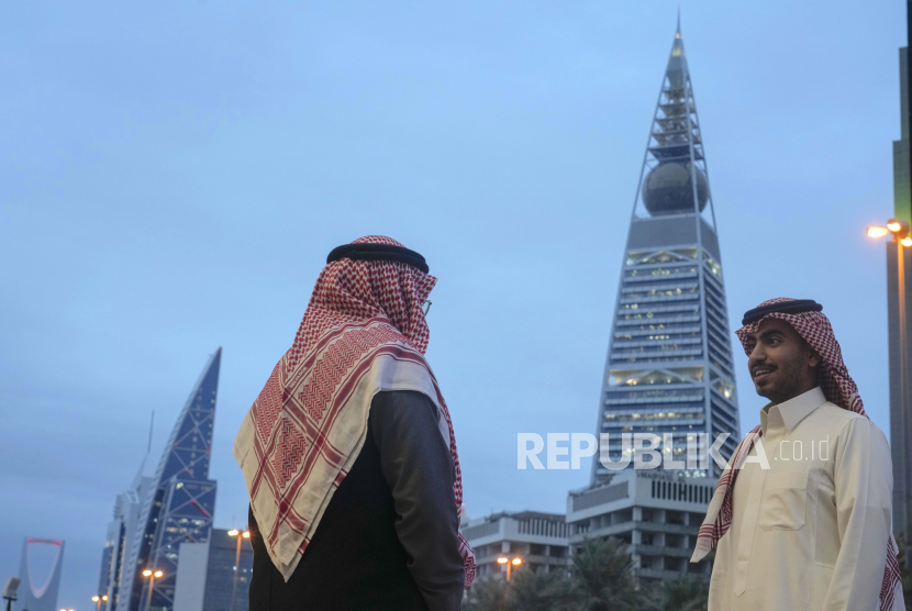  Warga Saudi mengobrol di dekat menara Faisaliah, salah satu landmark di Riyadh, Arab Saudi, Kamis, 5 Januari 2023. nflasi Arab Saudi pada Desember 2022 mencapai 3,3 persen secara tahunan.