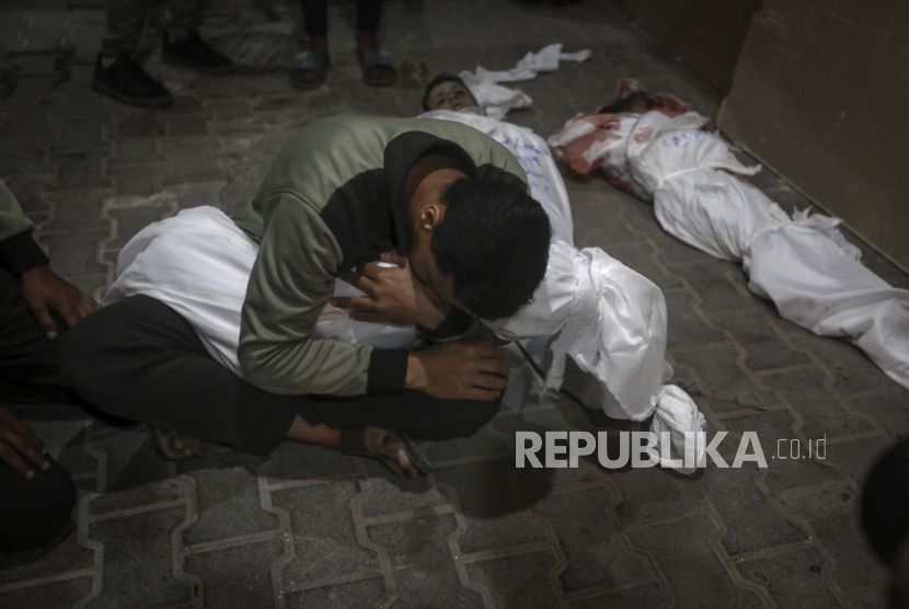 Seorang pemuda Palestina berduka atas kematian kerabatnya dalam pemboman Israel di Jalur Gaza, di kamar mayat Rumah Sakit Kuwait di kamp pengungsi Rafah, Jalur Gaza selatan, Sabtu dini hari, 20 April 